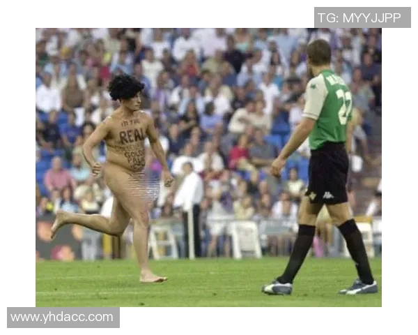 男足球明星因慈善活动裸跑引发热议展现运动员勇气与社会责任感