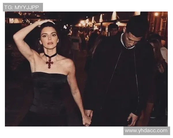 肯豆与足球明星亲密合影引发热议时尚与运动的完美结合