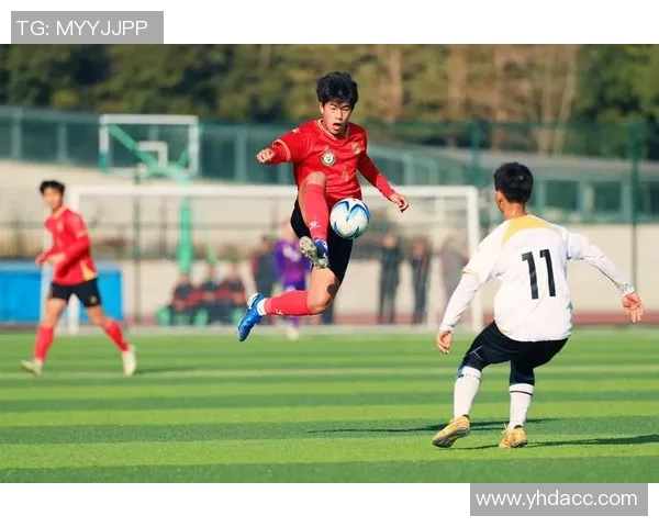 20几岁足球明星的崛起与挑战：他们如何在绿茵场上书写传奇人生